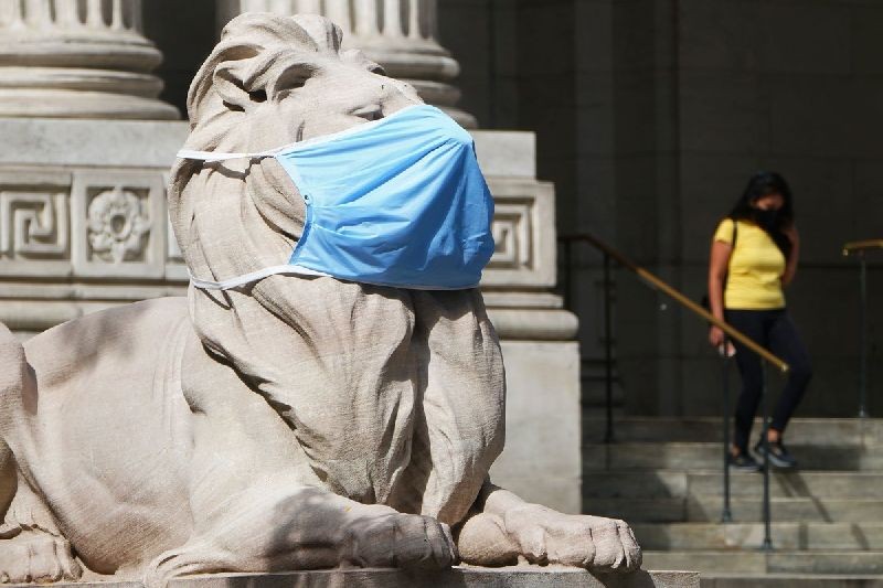 A lion statue that sits outside the New York Public Library building wears a mask in the Manhattan borough of New York City, New York, U.S., September 28, 2020. REUTERS/Carlo Allegri TPX IMAGES OF THE DAY